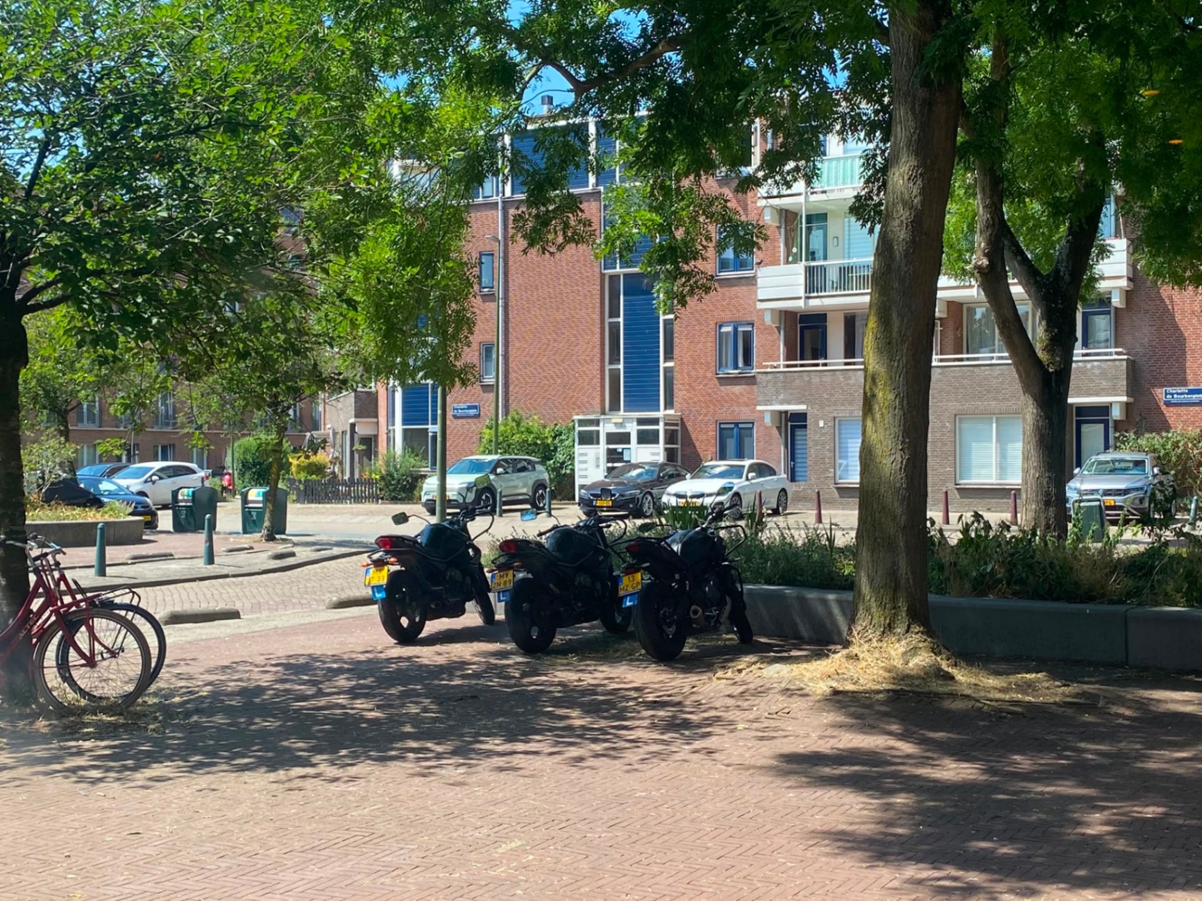 Lesmotoren van Rijschool Hizz in Den Haag