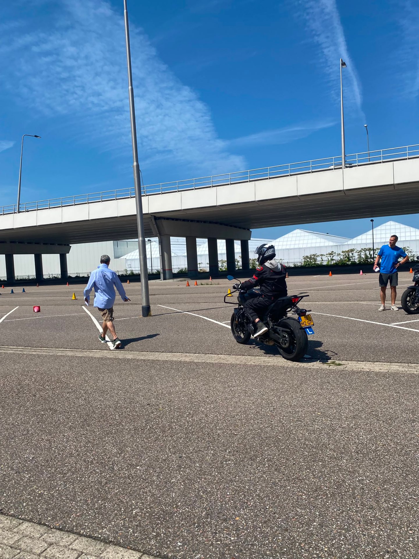 Leerling rijdt op de motor tijdens een rijles